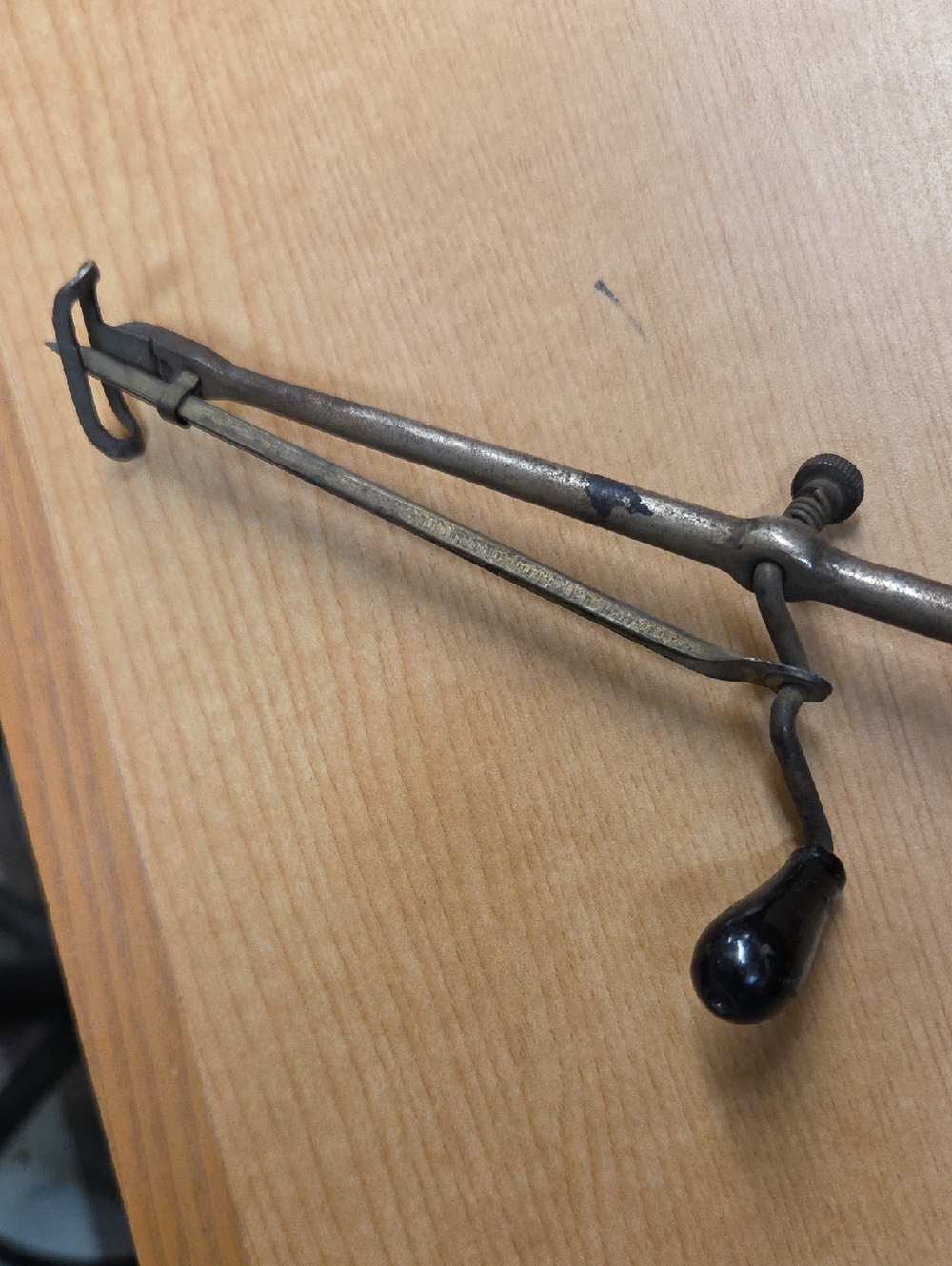 Antique Rug Tufting Tool. Iron With Brass Needle Wood Handle. - Picture 3 of 6